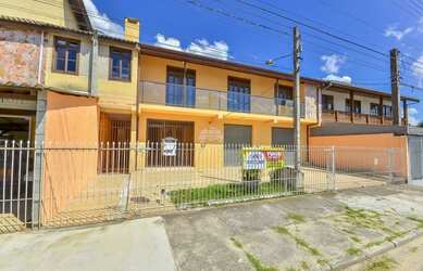 Imagem: A casa possui 3 Dormitórios, 2 Banheiros, 5 Vagas na garagem