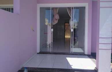 Imagem: A casa possui 2 Dormitórios, 2 Banheiros, 2 Vagas na garagem