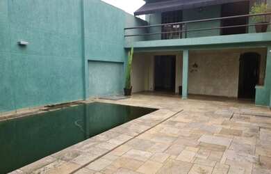 Imagem: A casa possui 3 Dormitórios, 4 Banheiros, 2 Vagas na garagem