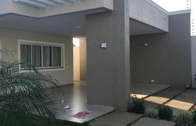 Imagem: A casa possui 3 Dormitórios, 3 Banheiros, 2 Vagas na garagem