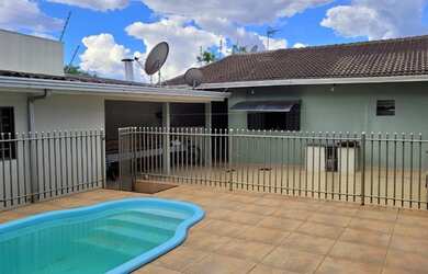 Imagem: A casa possui 2 Dormitórios, 2 Banheiros, 2 Vagas na garagem