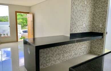 Imagem: A casa possui 3 Dormitórios, 2 Banheiros, 2 Vagas na garagem