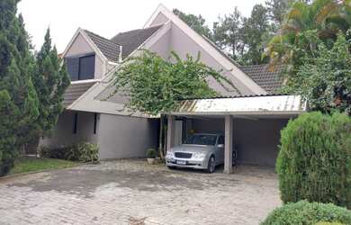 Imagem: A casa possui 3 Dormitórios, 4 Banheiros, 5 Vagas na garagem