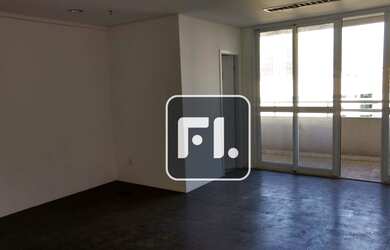 Imagem: O depósito possui 5 Vagas na garagem, 166m² de Área e está