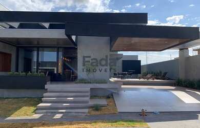 Imagem: A casa em condomínio possui 4 Dormitórios, 2 Banheiros, 315.890m²