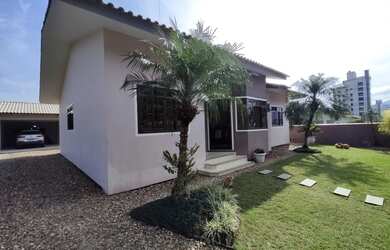 Imagem: A casa possui 3 Dormitórios, 4 Banheiros, 2 Vagas na garagem