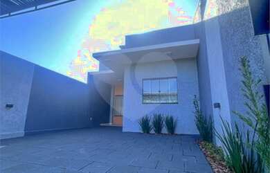 Imagem: A casa possui 3 Dormitórios, 2 Banheiros, 3 Vagas na garagem