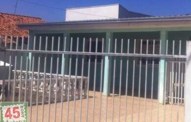 Imagem: A casa possui 2 Dormitórios, 1 Banheiro, 3 Vagas na garagem