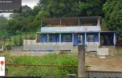 Imagem: A casa possui 3 Dormitórios, 2 Banheiros, 5 Vagas na garagem