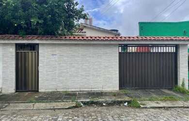 Imagem: A casa possui 4 Dormitórios, 1 Banheiro, 2 Vagas na garagem