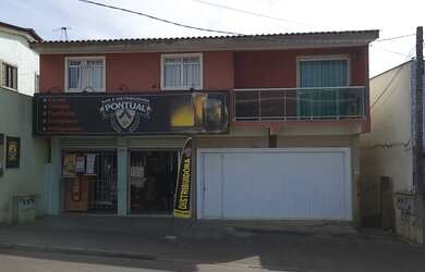 Imagem: A casa possui 3 Dormitórios, 1 Banheiro, 2 Vagas na garagem