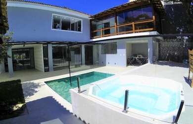 Imagem: A casa possui 5 Dormitórios, 5 Banheiros, 2 Vagas na garagem