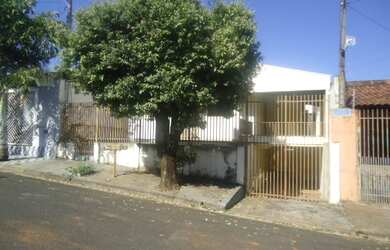 Imagem: A casa possui 3 Dormitórios, 1 Banheiro, 1 Vaga na garagem