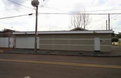 Imagem: A casa possui 3 Dormitórios, 5 Banheiros, 4 Vagas na garagem