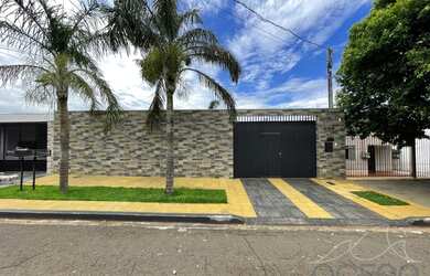 Imagem: A casa possui 3 Dormitórios, 2 Banheiros, 4 Vagas na garagem