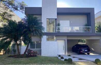 Imagem: A casa possui 4 Dormitórios, 5 Banheiros, 4 Vagas na garagem