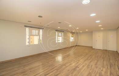 Imagem: O depósito possui 5 Vagas na garagem, 170m² de Área e está