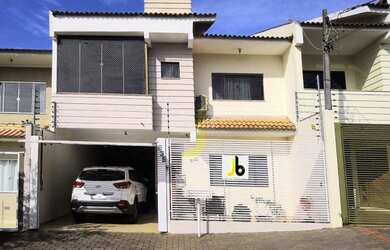 Imagem: A casa possui 3 Dormitórios, 2 Banheiros, 3 Vagas na garagem