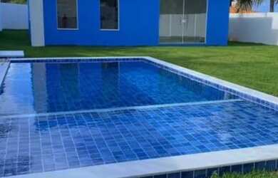 Imagem: A casa possui 3 Dormitórios, 2 Banheiros, 2 Vagas na garagem