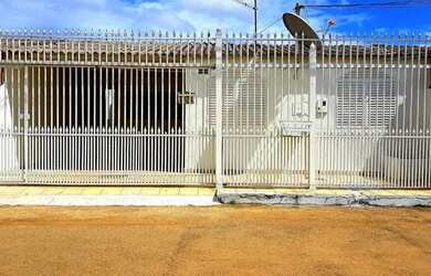Imagem: A casa possui 2 Dormitórios, 1 Banheiro, 1 Vaga na garagem