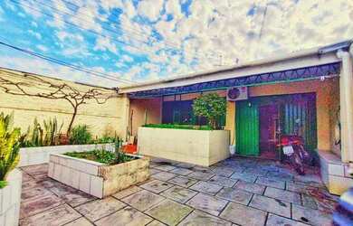 Imagem: A casa possui 4 Dormitórios, 3 Banheiros, 2 Vagas na garagem