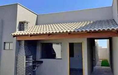 Imagem: A casa possui 3 Dormitórios, 2 Banheiros, 2 Vagas na garagem