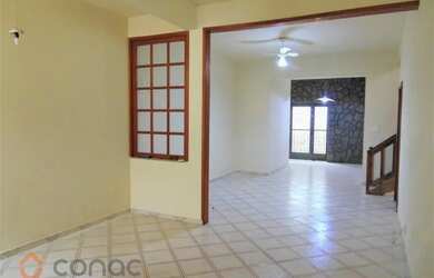 Imagem: A casa possui 4 Dormitórios, 2 Banheiros, 1 Vaga na garagem