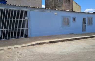 Imagem: A casa possui 3 Dormitórios, 1 Banheiro, 1 Vaga na garagem