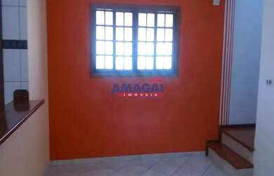 Imagem: A casa possui 3 Dormitórios, 2 Banheiros, 2 Vagas na garagem