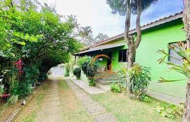 Imagem: A casa possui 3 Dormitórios, 3 Banheiros, 5 Vagas na garagem