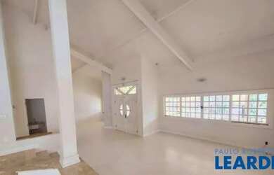 Imagem: A casa possui 4 Dormitórios, 5 Banheiros, 4 Vagas na garagem