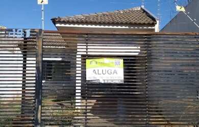 Imagem: A casa possui 3 Dormitórios, 1 Banheiro, 2 Vagas na garagem