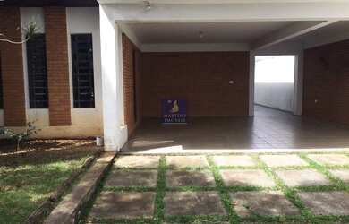 Imagem: A casa possui 3 Dormitórios, 3 Banheiros, 4 Vagas na garagem