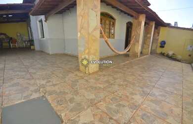 Imagem: A casa possui 3 Dormitórios, 2 Banheiros, 4 Vagas na garagem