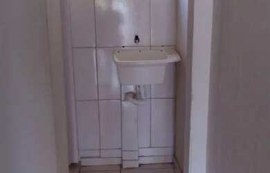 Imagem: A casa possui 1 Dormitório, 1 Banheiro, 1 Vaga na garagem