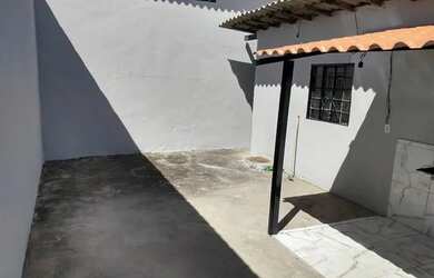 Imagem: A casa possui 2 Dormitórios, 1 Banheiro, 1 Vaga na garagem
