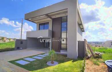 Imagem: A casa possui 4 Dormitórios, 5 Banheiros, 4 Vagas na garagem