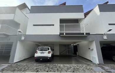 Imagem: A casa em condomínio possui 3 Dormitórios, 5 Banheiros, 2