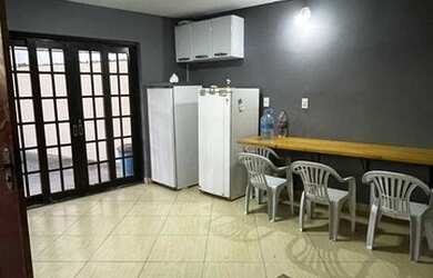 Imagem: A casa possui 2 Dormitórios, 3 Banheiros, 1 Vaga na garagem