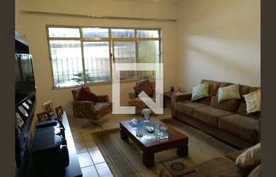 Imagem: A casa possui 4 Dormitórios, 4 Banheiros, 5 Vagas na garagem