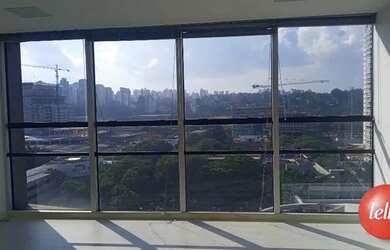 Imagem: O depósito possui 5 Vagas na garagem e 570m² de Área e está