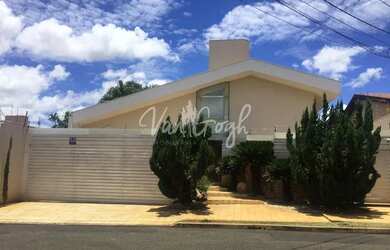 Imagem: A casa possui 3 Dormitórios, 3 Banheiros, 4 Vagas na garagem