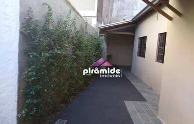 Imagem: A casa possui 4 Dormitórios, 2 Banheiros, 2 Vagas na garagem