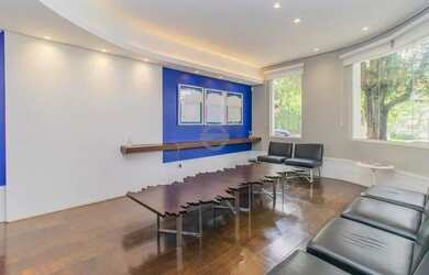 Imagem: A casa possui 5 Banheiros, 3 Vagas na garagem, 450m² de Área