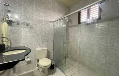 Imagem: A casa possui 4 Dormitórios, 2 Banheiros, 2 Vagas na garagem