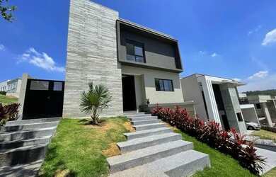 Imagem: A casa em condomínio possui 4 Dormitórios, 5 Banheiros, 5