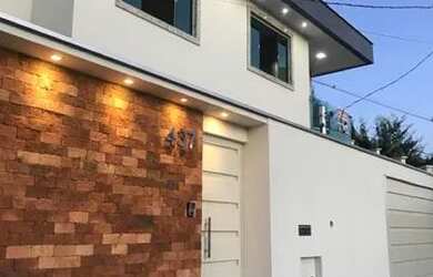 Imagem: A casa possui 3 Dormitórios, 3 Banheiros e 2 Vagas na garagem