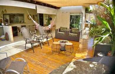 Imagem: A casa possui 4 Dormitórios, 2 Banheiros, 1 Vaga na garagem