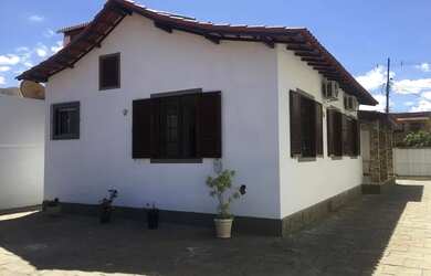 Imagem: A casa possui 3 Dormitórios, 4 Banheiros, 4 Vagas na garagem