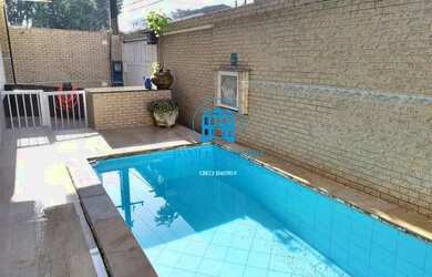 Imagem: A casa possui 3 Dormitórios, 3 Banheiros, 2 Vagas na garagem